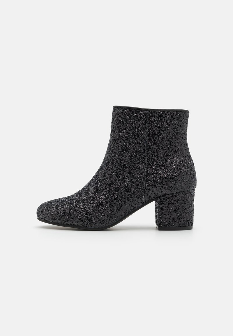 Bocanci ankle cu sclipici negru, cu vârful rotund și toc bloc de 7 cm. Textură netedă, cu un finisaj strălucitor. Design închis.