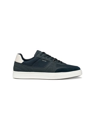 Sneaker nera low-top con suola bianca e dettaglio sul tallone, design con lacci e tomaia in tessuto e pelle con logo GEOX sul lato.