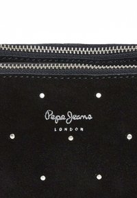 Czarny zamszowy woreczek z dwoma metalowymi suwakami, ozdobiony srebrnymi ćwiekami i logo "Pepe Jeans London" w błyszczącej srebrnej czcionce.