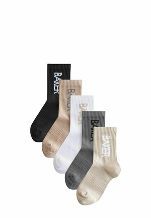 Fünf Paar gerippte Socken in Schwarz, Beige, Weiß, Hellgrau und Dunkelgrau, mit dem Wort "BAKER" auf dem Bündchen bedruckt.