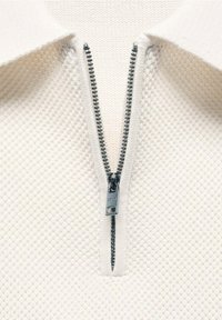 Pull en laine crème à fermeture éclair, fabriqué en tissu tricoté texturé. Équipé d'une fermeture éclair argentée et d'un col classique.