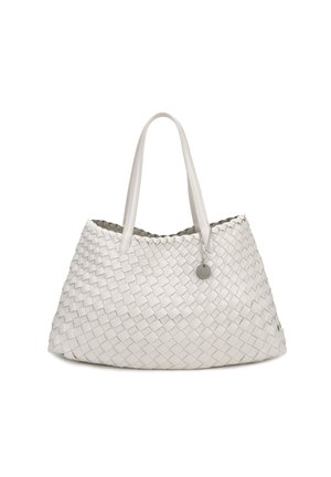 Weiße geflochtene Ledertasche mit doppelten Schulterriemen und rundem Metall-Logoanhänger nahe dem Griff.