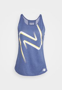 Blå sporttopp med vitt och gult zigzag-mönster. Tillverkad av lätt material med rundad halsringning och utan ärmar.