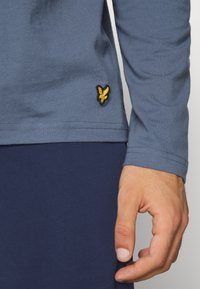 Lyle & Scott HUGO - Pijamas - china blue/peacoat