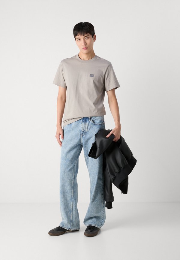 WOVEN LABEL REGULAR TEE - Basic T-shirt - rock ridge4