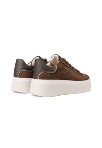 Sneaker platform in suede marrone con accenti metallici scuri sul tacco e suole spesse color bianco sporco, mostrate dalla parte posteriore su sfondo bianco.