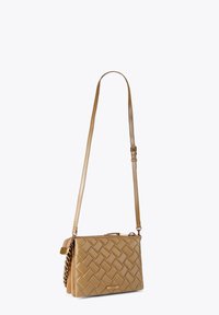 Borsa a tracolla in pelle intrecciata di colore marrone chiaro, con chiusura a zip, tracolla regolabile e dettaglio a catena di lato. Forma compatta rettangolare.