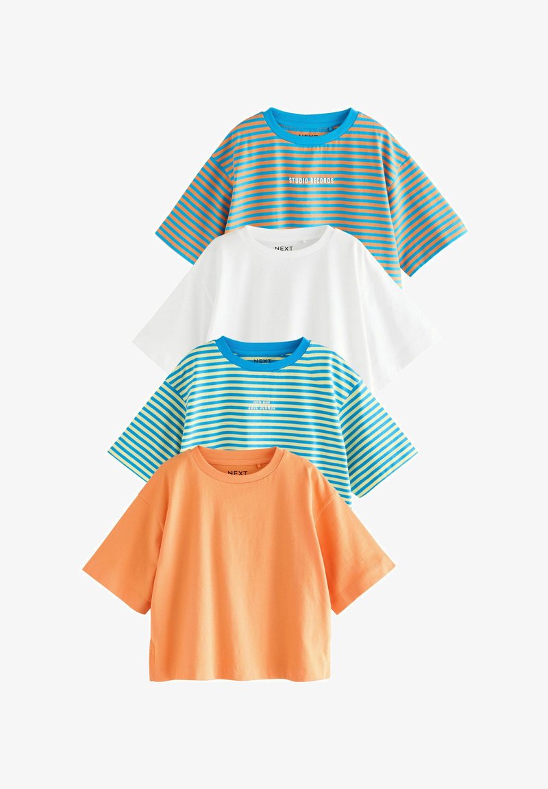 Quattro t-shirt a maniche corte a righe blu-arancio, bianco semplice, righe blu-verdi e pesca tinta unita, disposte verticalmente su sfondo bianco.