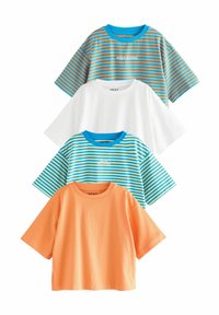 Quatre t-shirts à manches courtes exposés, comportant un design rayé bleu et orange, un t-shirt blanc uni et un haut orange.