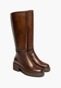 Braune Lederstiefel in kniehoher Länge mit glatter Oberfläche, runder Zehenform, dickem Plattformsohle und dezentem Akzentstich an den Seiten.