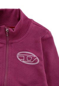 Giacca fucsia con zip e colletto alto, con texture a coste e un accento del logo bianco sul petto. Tessuto morbido e liscio.