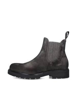 Stivale Chelsea in suede grigio con pannelli elastici ai lati, punta rotonda e suola in gomma nera. Presenta un manico per una facile calzata.