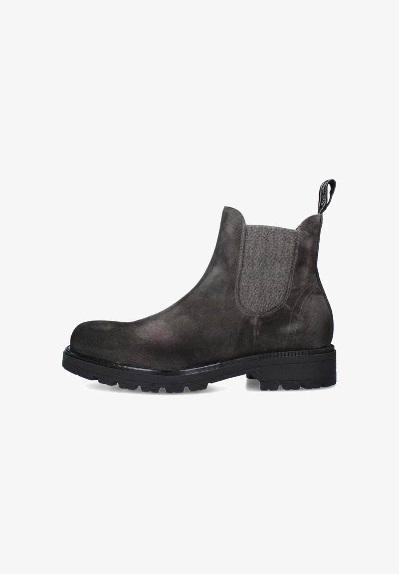 Stivale Chelsea in suede grigio con pannelli elastici ai lati, punta rotonda e suola in gomma nera. Presenta un manico per una facile calzata.