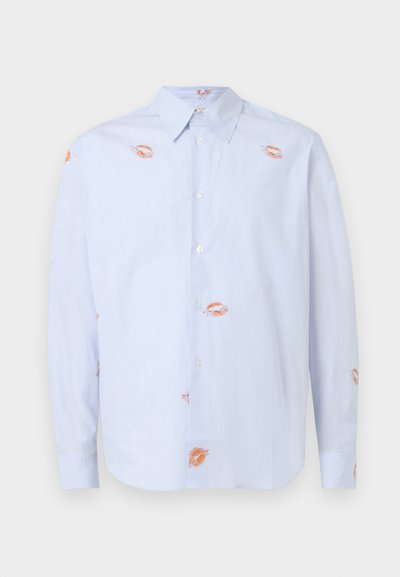 Ανοιχτό μπλε πουκάμισο από βαμβάκι, με κεντημένα πορτοκαλί σχέδια με χείλη. Κλασικό γιακά και μακριά μανίκια με στρογγυλεμένο τελείωμα.