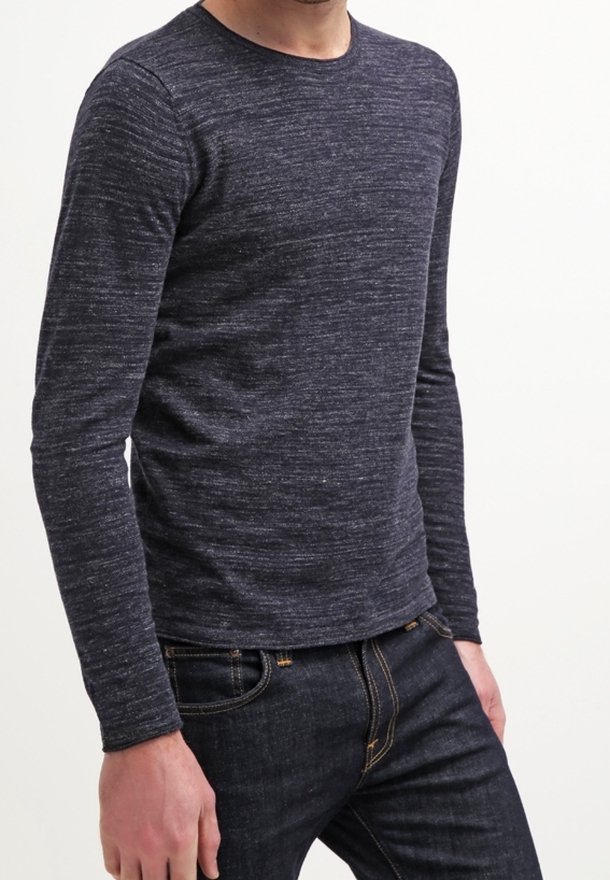 Marinblå långärmad tröja med rund halsringning och en strukturerad, randig mönstring, tillverkad av ett mjukt material, kombinerad med mörka denimjeans.