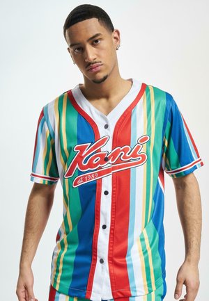Tricou în dungi colorate, cu o combinație de roșu, albastru, verde și galben. Prezintă un guler alb, închidere cu nasturi pe față și un logo proeminent.