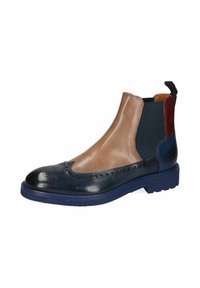 Botín Chelsea de cuero marrón y azul marino con detalles de brogue, un panel de tela elástica texturizado y una suela de goma azul. Presenta una tira en el talón.