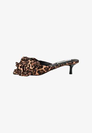 Mule z tkaniny s leopardím potiskem s detailním skládaným mašlí, otevřenou špičkou a štíhlým černým jehlovým podpatkem. Hladký povrch, elegantní design.