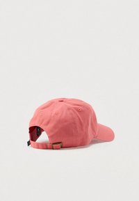 Ροζ βαμβακερό καπέλο μπέιζμπολ με καμπύλη γείσο, ρυθμιζόμενο λουράκι στο πίσω μέρος και οπές αερισμού. Ορατή ετικέτα μάρκας στο εσωτερικό.