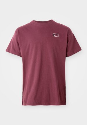 Bordeaux farvet kortærmet T-shirt med rund hals og et lille hvidt Nike swoosh-logo inden i et rundt rektangel på venstre bryst.