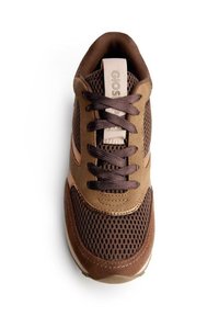 Chaussure de sport marron avec une tige en maille et synthétique, dotée de lacets marron foncé, d'un col rembourré et d'une semelle texturée.
