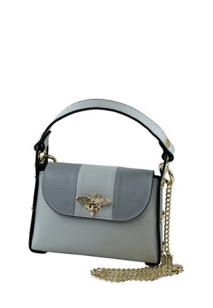 Kleine graue Lederhandtasche mit schwarzen Akzenten, goldener bienenförmiger Hardware und abnehmbarem Kettenriemen. Glatte Textur; strukturiertes Design.