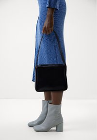 Calvin Klein Jeans BLOCK SQUARE SHOULDERBAG - Handtas - black