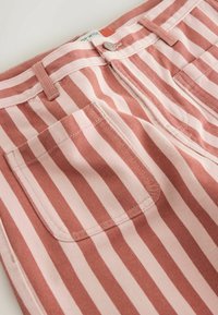 Jeans in denim a righe verticali rosa e rosa chiaro con tasca frontale, chiusura con bottone e passanti per cintura.