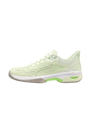 Hellgrüner Sportschuh mit einem Obermaterial aus Mesh, strukturierten Details, einer weißen und grauen Sohle sowie grünen Akzenten für Grip und Dämpfung.