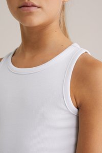 Top de tirantes blanco con textura acanalada, cuello redondo y tirantes anchos, que presenta un diseño ajustado y suave al tacto.
