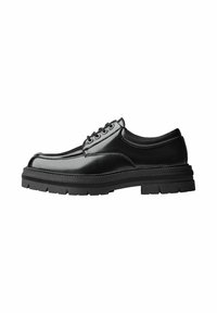 Scarpa in pelle nera con finitura liscia, punta rotonda, design con lacci a sei occhielli e suola in gomma spessa e strutturata.