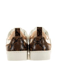 Witte sneakers met een gestructureerde bruine slangenprint op de hiel, metallic roségouden accenten en een gladde leren afwerking. Achteraanzicht zichtbaar.