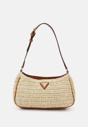 Vævet beige skuldertaske med brun læderkant, justerbar rem og en trekantet Guess-logo plade på frontens midte.