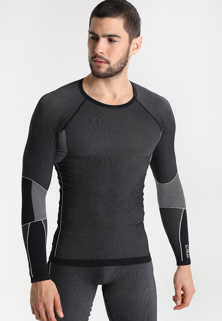 Maglia sportiva a maniche lunghe di colore grigio scuro, con un design aderente, tessuto texturizzato, dettagli neri e motivi decorativi sulle maniche.