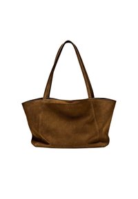 Bruine suède schoudertas met twee lange handvatten, een licht gekreukt textuur en een open bovenkant op een witte achtergrond.