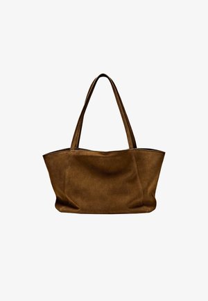 Een bruine suède schoudertas met twee lange handvatten en een eenvoudig, onversierd ontwerp, tegen een witte achtergrond.