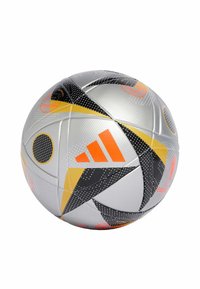 Pallone da calcio argentato con una superficie testurizzata, con motivi geometrici neri, arancioni e gialli, e logo Adidas.