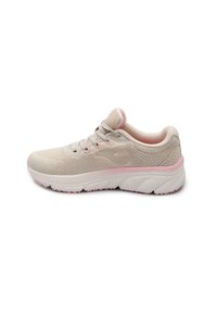 Zapatillas deportivas beige con parte superior de punto, diseño de cordones, acentos en rosa y una suela blanca gruesa con un patrón texturizado.