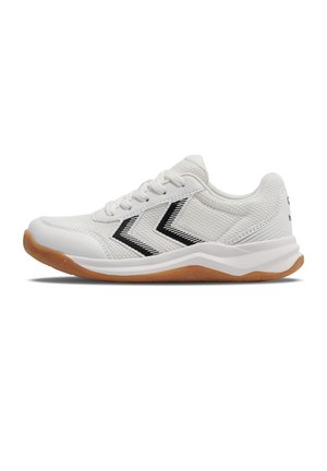 Biały sportowy sneaker z czarnymi wzorami w kształcie jodełki, białymi sznurowadłami i gumową podeszwą w kolorze naturalnej gumy, przedstawiony z boku na białym tle.