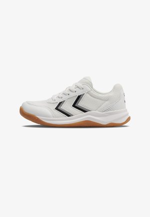 Hvid atletiksneaker med sorte chevronmønstre, hvide snørebånd og gummisål vist i sideprofil på hvid baggrund.