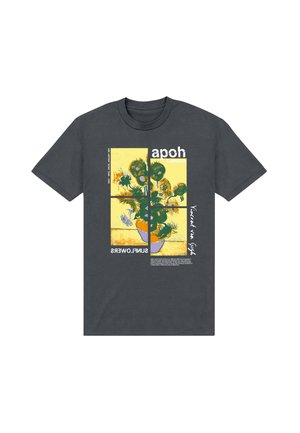 Maglietta grigio scuro con una grafica divisa di girasoli verdi in un vaso arancione su uno sfondo giallo e testo bianco che include "apoh" e "SUNFLOWERS."