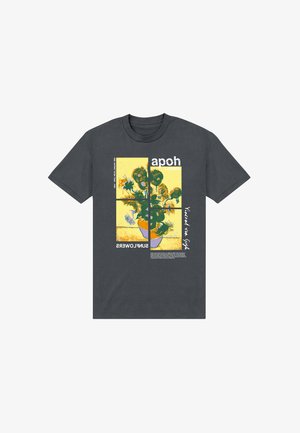 Tmavě šedé tričko s dělenou grafikou zelených slunečnic v oranžovém květináči na žlutém pozadí a bílým textem obsahujícím "apoh" a "SUNFLOWERS."