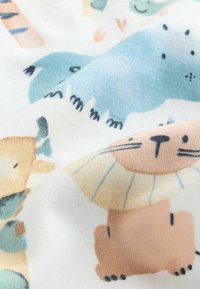 Miękka bawełniana tkanina z kapryśnym wzorem zwierzęcym w pastelowych kolorach, takich jak niebieski, pomarańczowy i beżowy, z różnymi stylizowanymi wzorami zwierząt.