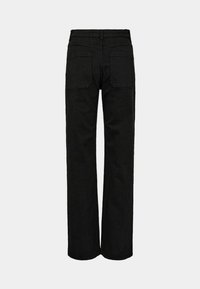 Crne traperice ravnog kroja s dva stražnja džepa i jednostavnim pojasom. Tkanina ima glatku, mat teksturu.