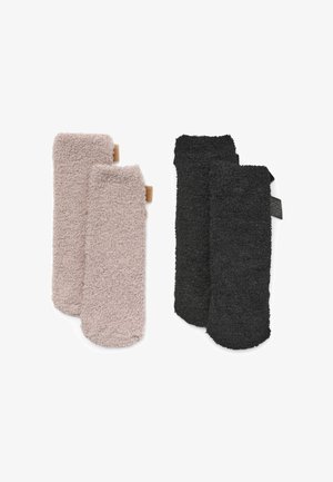 Due paia di calze morbide e lavorate; un paio in rosa chiaro con un'etichetta in tessuto, l'altro in nero. Materiale soffice con una finitura morbida.