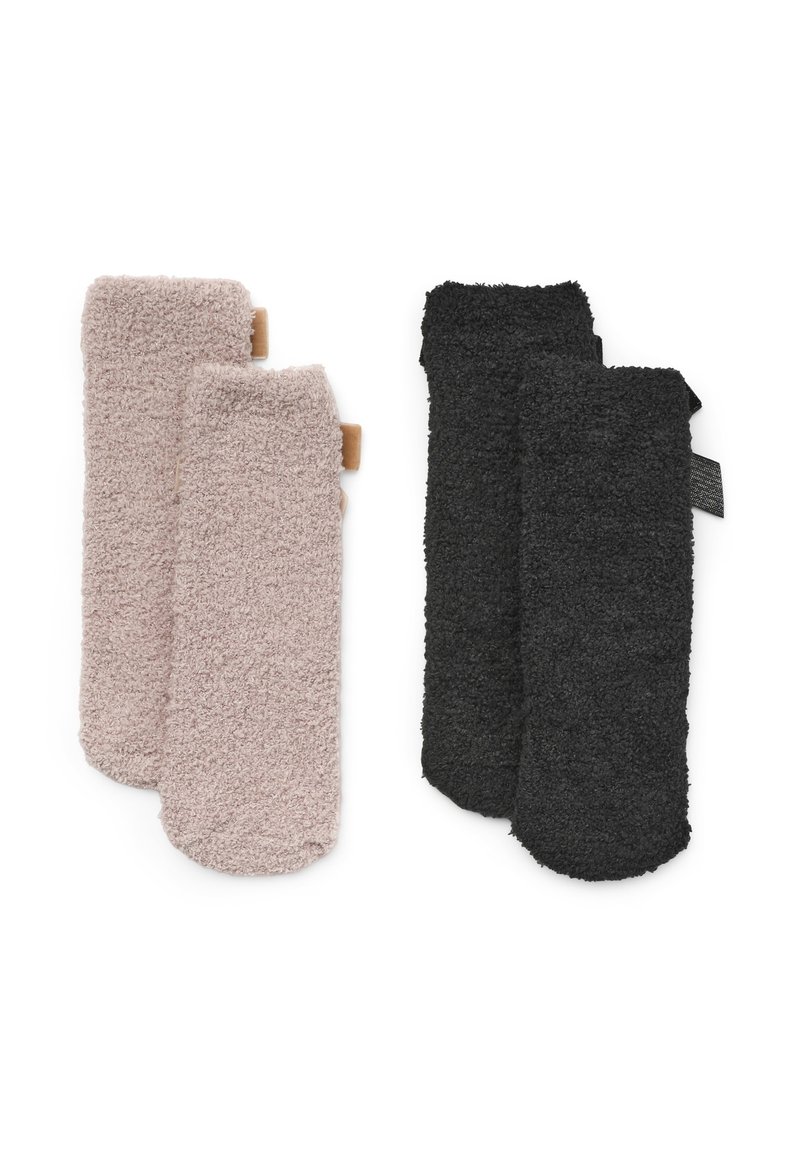 Due paia di calze morbide e lavorate; un paio in rosa chiaro con un'etichetta in tessuto, l'altro in nero. Materiale soffice con una finitura morbida.