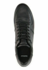 Sneaker in pelle nera con design perforato, lacci piatti e suola in gomma bianca. Presenta un collo imbottito e una soletta con marchio.