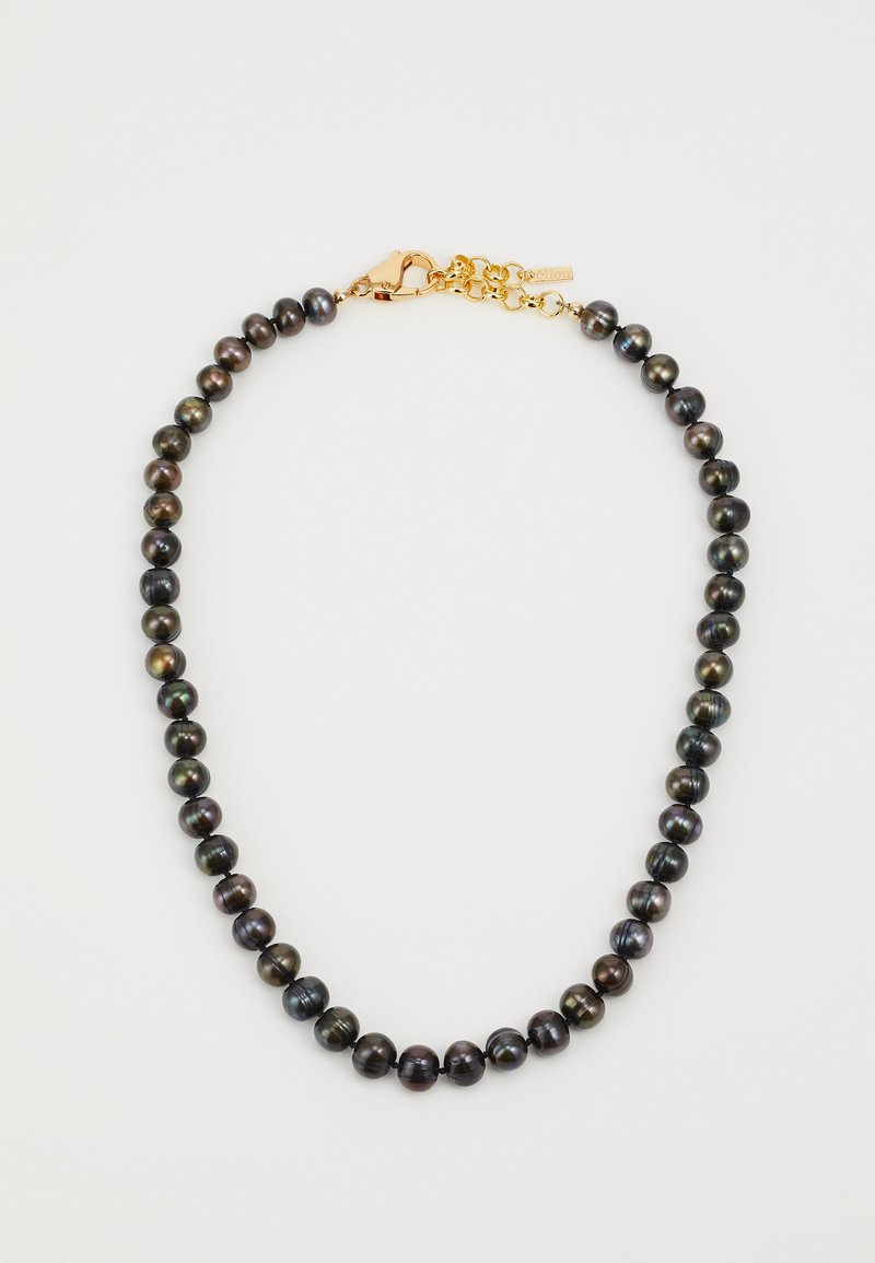 Collier en perles noires et irisée avec un fermoir en or. Perles rondes de tailles variées, agrémentées d'une délicate chaîne.