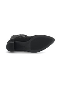Zwarte suède enkellaars met een lage hak en een spitse neus. Voorzien van een zijrits en een gestructureerde rubberen zool, perfect voor casual draag.