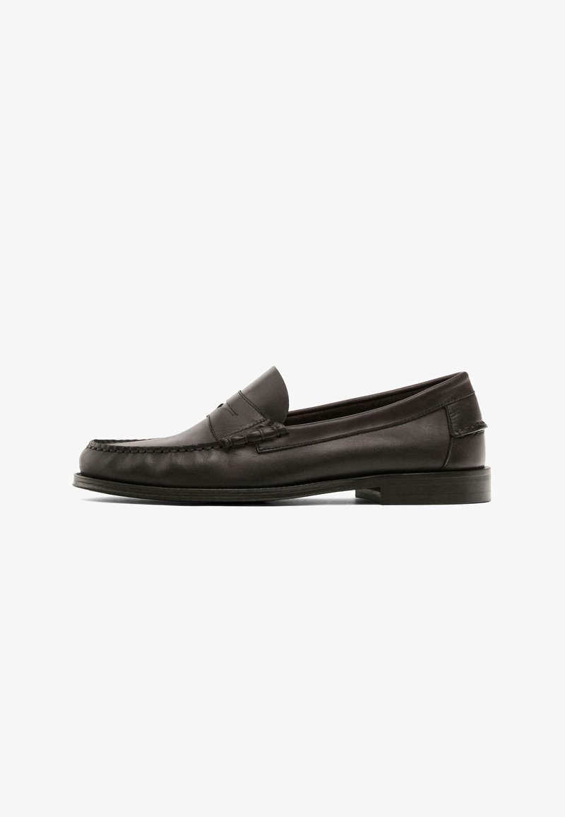 Mocassins en cuir marron avec une texture lisse, ornés de coutures décoratives, à talon bas et à bout rond.